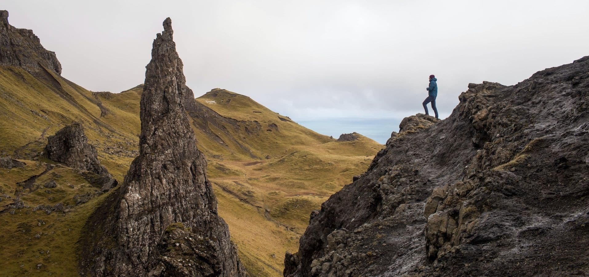 Erklimmen der Felsen in Old Man of Storr (Vereinigtes Königreich) als Symbol für Herausforderungen. Foto von <a href="https://unsplash.com/@dankapeter?utm_source=unsplash&utm_medium=referral&utm_content=creditCopyText">Danka & Peter</a> auf <a href="https://unsplash.com/photos/xv4L_bb0Z_8?utm_source=unsplash&utm_medium=referral&utm_content=creditCopyText">Unsplash</a>