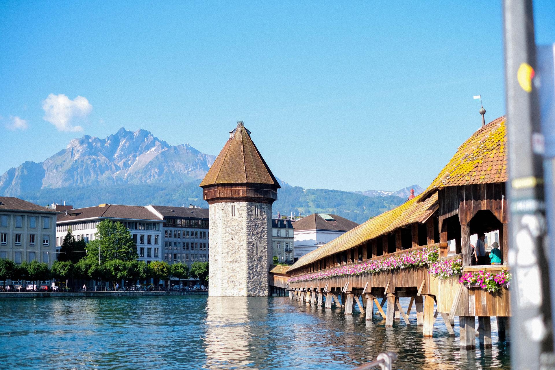 Foto der Kapellbrücke in Luzern von Geertje Caliguire auf Unsplash. Ein Symbol für die Schweiz und Schweizer Qualität im Zusammenhang mit Software-Entwicklung.