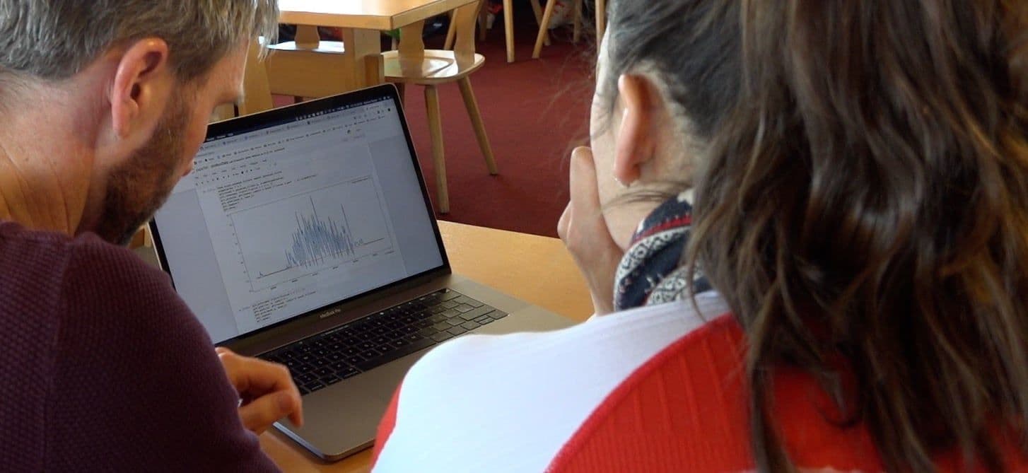 Wendy Holdener schaut sich die Belastung ihrer Abfahrt am Computer an