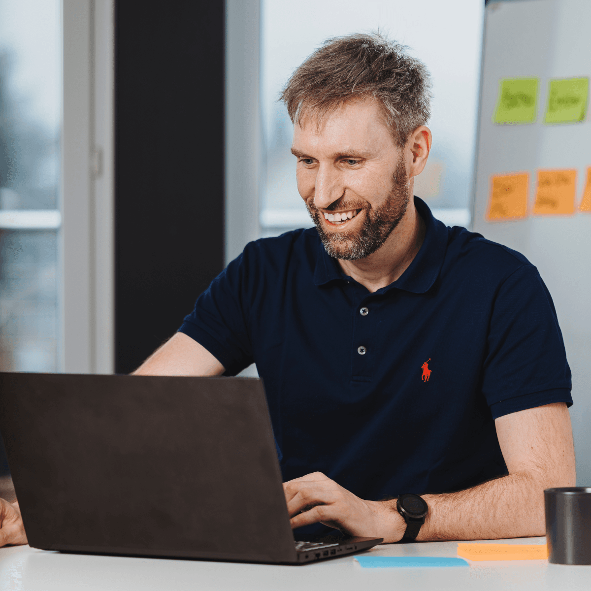 Carla und Roman arbeiten gemeinsam an einer individuellen Softwarelösung.