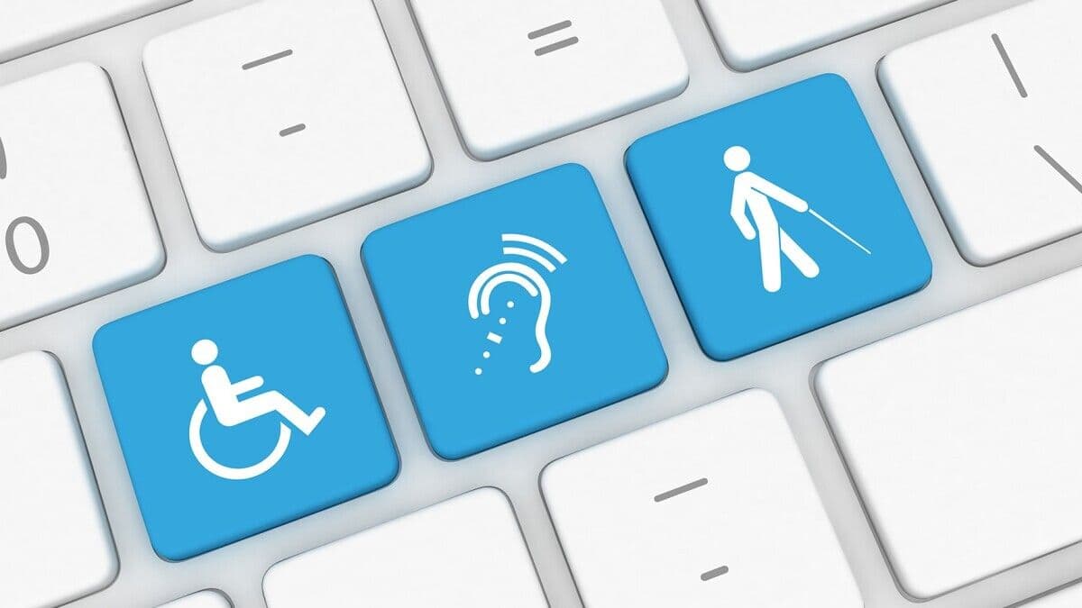 Tastatur mit Icons für verschiedene Behinderungsarten als Symbol für digitale Barrierefreiheit