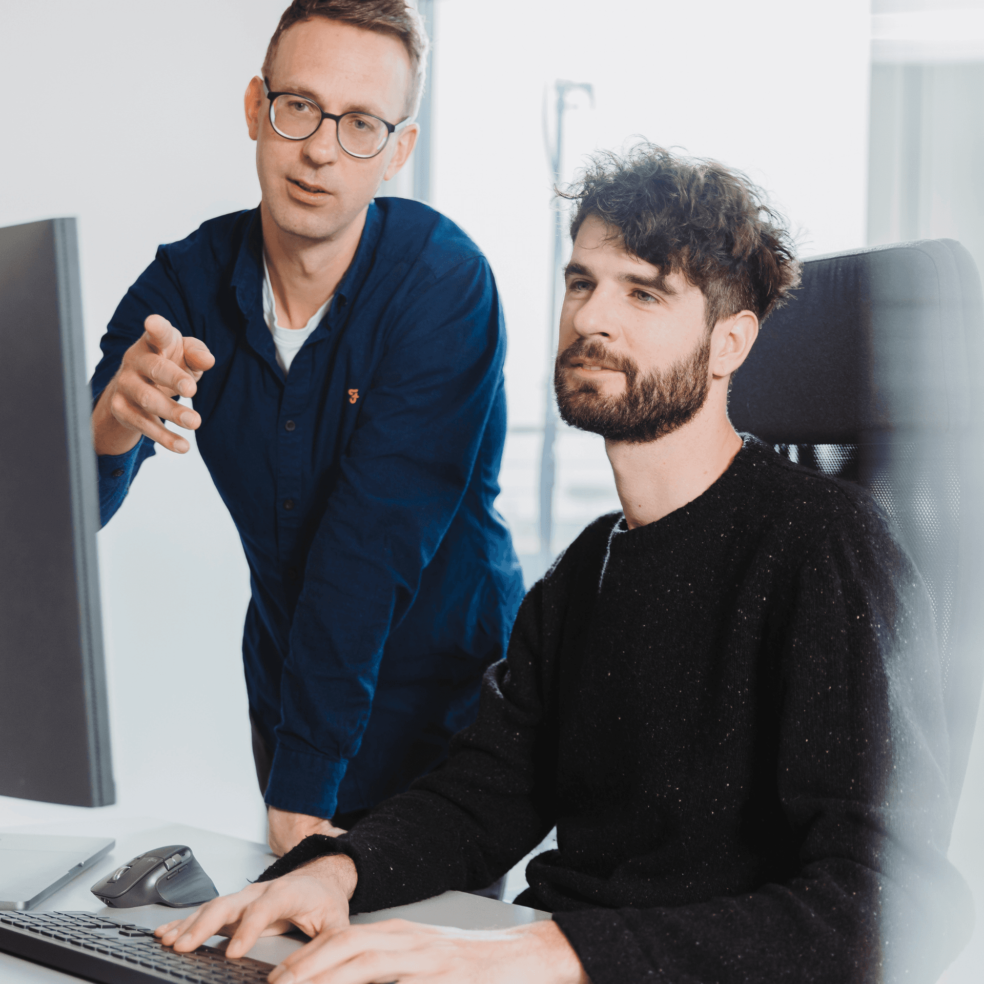 Linus und Robin während der Entwicklung eines Chatbots